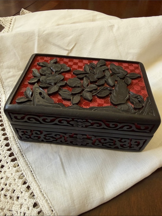Cinnabar Other - Antique Vintage Chinese Cinnabar red & black hand carver lacquer trinket box